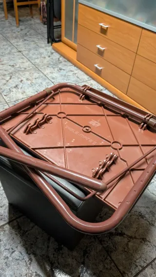 Mesa plegable auxiliar marrón y portátil.