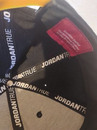 Gorra Jordan Negra y Amarilla Original