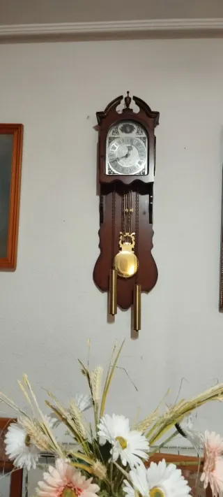 Reloj de pared de madera con péndulo