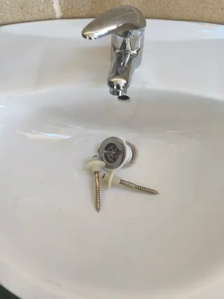 Lavabo Roca con pie, grifo y latiguillos