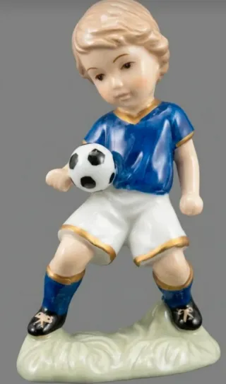 Statua bambino calciatore porcellana