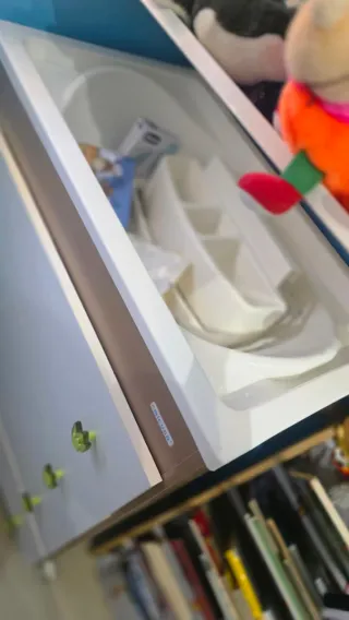 Cuna-Cama y armario y de regalo la cómoda bañera