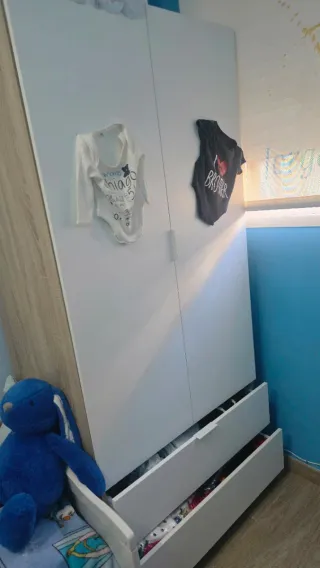 Cuna-Cama y armario y de regalo la cómoda bañera