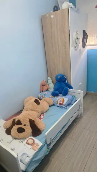 Cuna-Cama y armario y de regalo la cómoda bañera