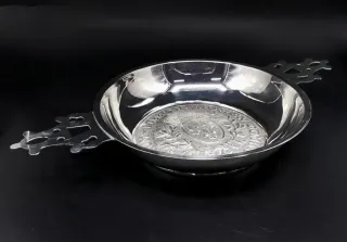 Escudilla antigua plateada, cuenco de bautizo