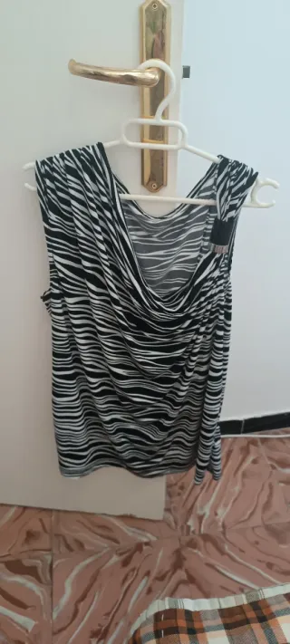 Top efecto cebra escote drapeado. XL aprox.