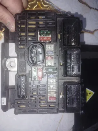 Caja fusibles coche Peugeot 407 .funciona bien