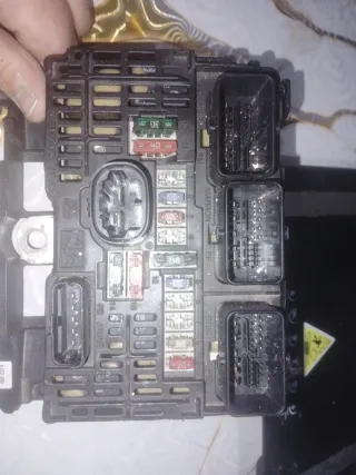 Caja fusibles coche Peugeot 407 .funciona bien