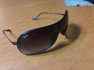 Occhiali da sole Ray-Ban neri con lenti scure