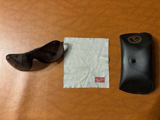 Occhiali da sole Ray-Ban neri con lenti scure