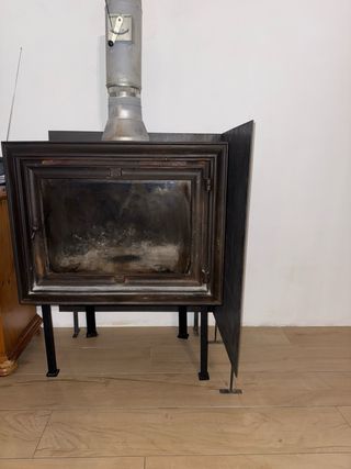 Estufa de leña antigua de metal