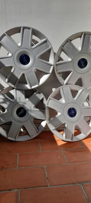 4 Tapacubos de ruedas de Ford Fiesta, seminuevas.