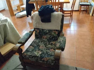 Sofá de madera con funda estampada