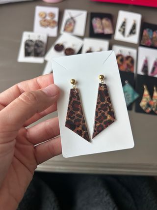 Pendientes de leopardo dorados