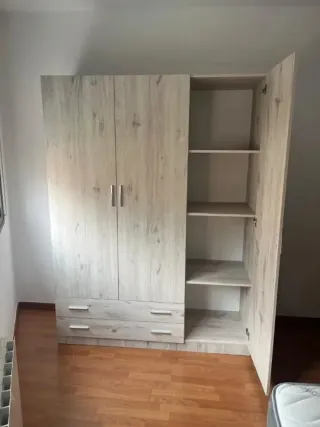 Armario de madera con cajones