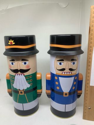 2 Botes Metálicos Muñeco Cascanueces