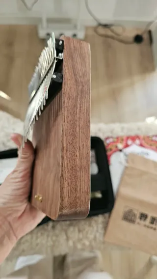 Kalimba de madera con funda y libro