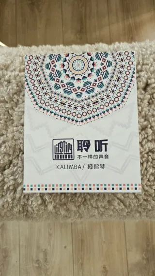 Kalimba de madera con funda y libro