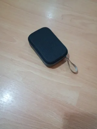 Altavoz portátil negro y beige