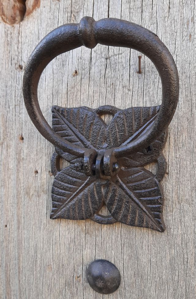 Aldaba, Llamador de hierro hojas