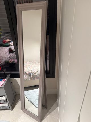 Espejo de pie gris con marco de madera