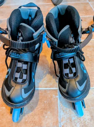 Patines en línea negros y grises