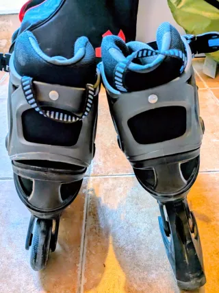 Patines en línea negros y grises