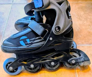 Patines en línea negros y grises