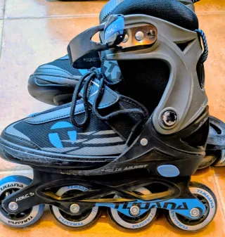 Patines en línea negros y grises