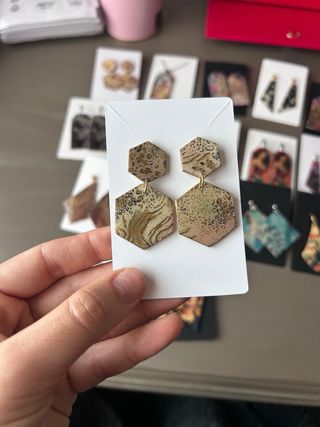 Pendientes hexagonales dorados y beige