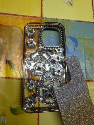 Funda iPhone 16 Pro Max con Flores y Brillantes