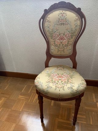 Silla de madera y tela con estampado floral