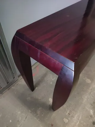 Mueble de madera y mesita auxiliar