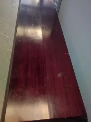 Mueble de madera y mesita auxiliar