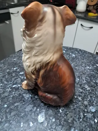 Vecchia figurina di cane vintage in ceramica