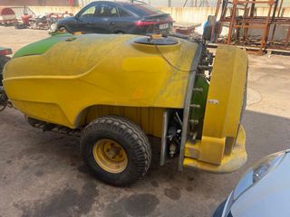 Tractor Ferrari 80 HP, trituradora y atomizador.