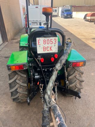 Tractor Ferrari 80 HP, trituradora y atomizador.