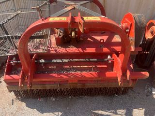 Tractor Ferrari 80 HP, trituradora y atomizador.