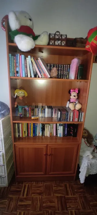 Estantería de madera marrón