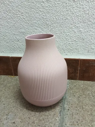 Jarrón rosa 21 cm alto con 6 rosas artificiales.