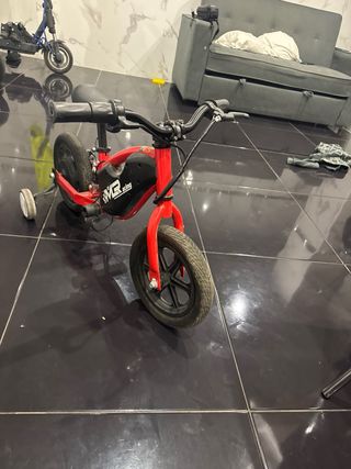 Bicicleta eléctrica infantil roja