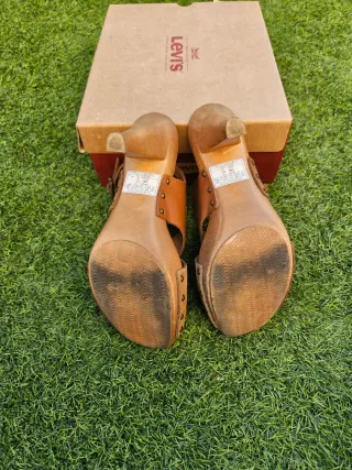 Sandalias Levi's de tacón