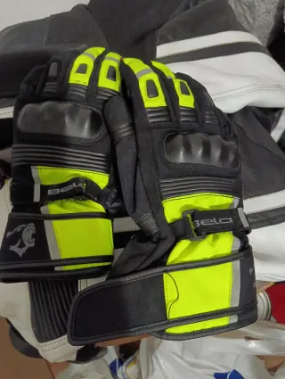 Chaqueta y guantes de moto