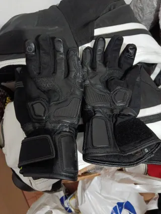 Chaqueta y guantes de moto