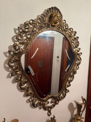 Espejo de Bronce con Marco Ornamentado