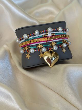 Set de pulseras de mostacilla con corazón