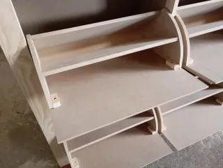 Zapatero de madera beige