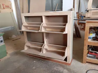 Zapatero de madera beige