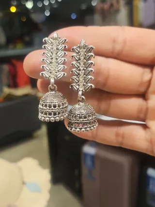 Pendientes Jhumka plateados con pedrería