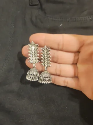 Pendientes Jhumka plateados con pedrería